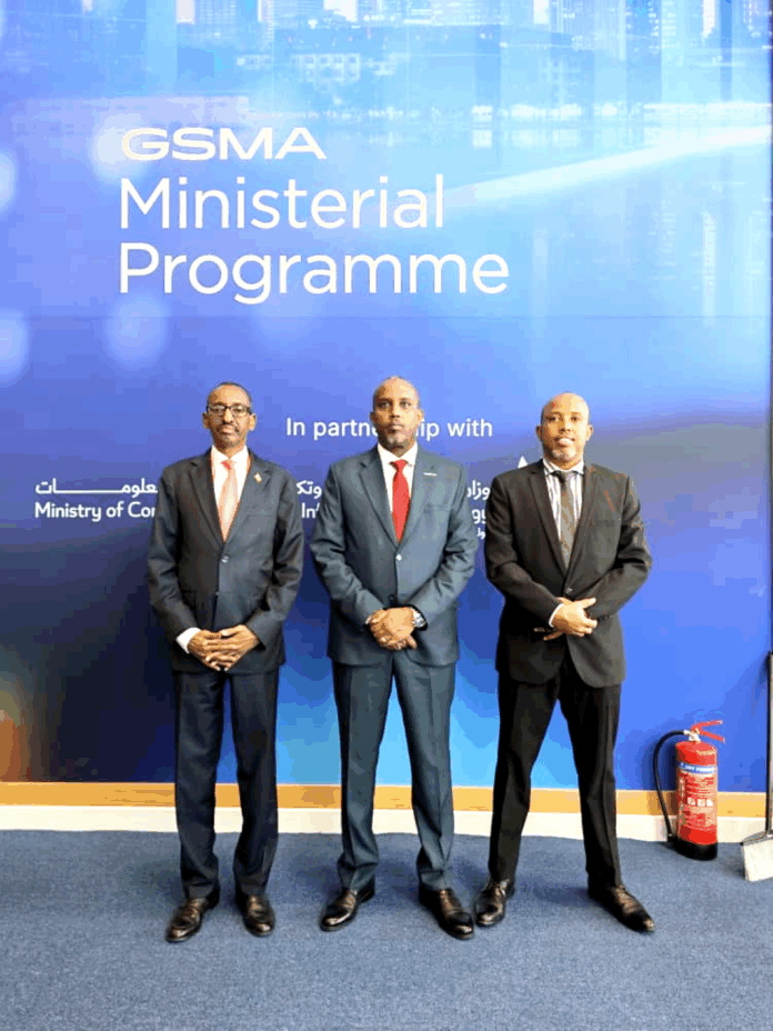 Le-Ministre-Radwan-Abdillahi-Bahdon-a-Doha-1-696x928